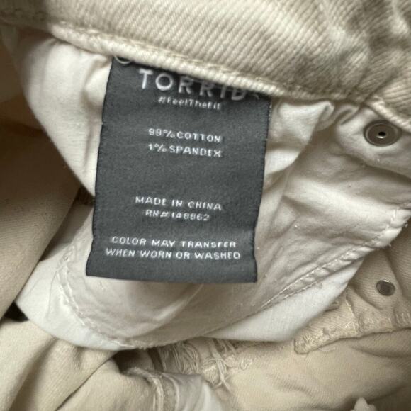 Torrid Button Fly Womens Shorts Size 16 Cream Denim Cut Offs Casual Festival - Picture 4 of 4